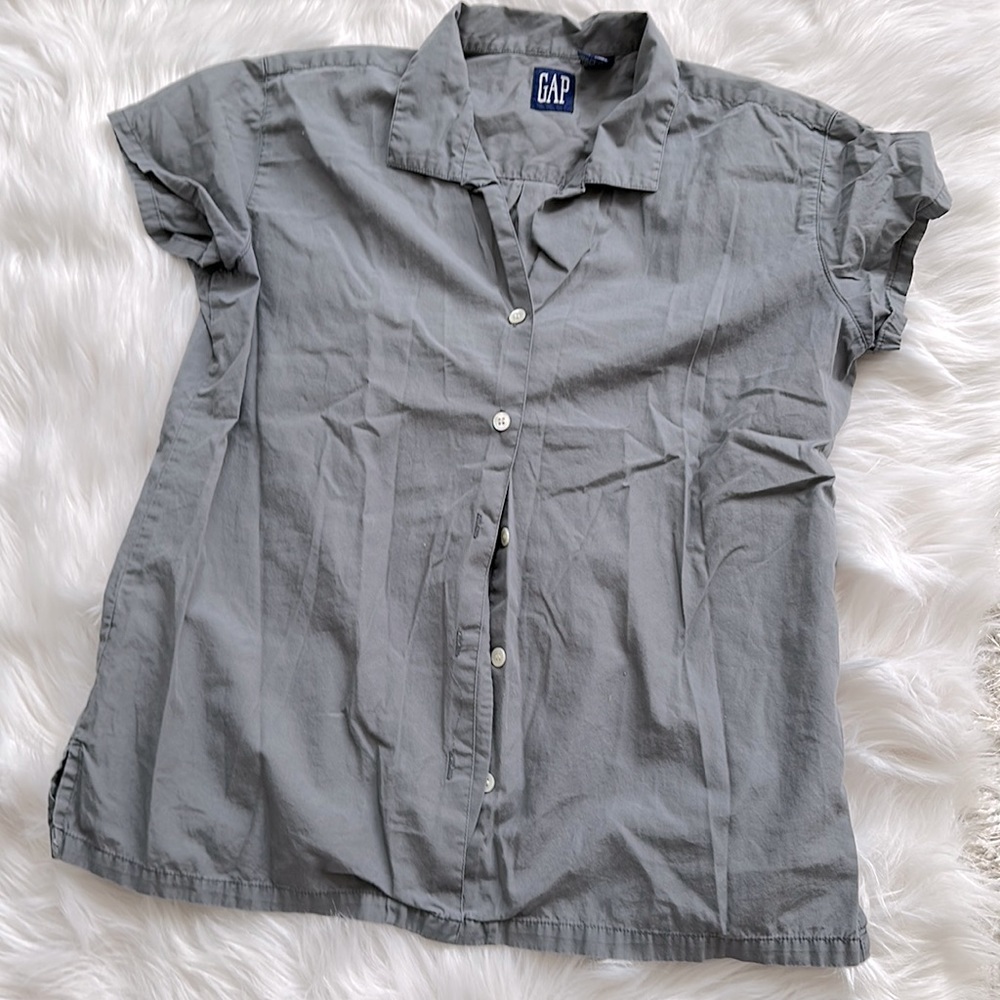 GAP Women’s Gray Button Down Top With Collar